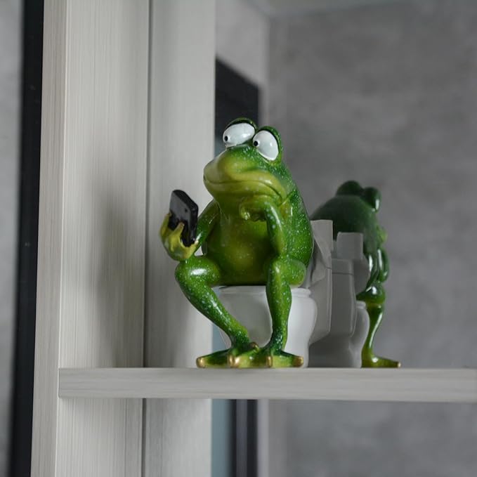 Funny Frog Sitting on Toilet, Green Frog Texting Toilet Decoration, Personalized Animal Resin Craft for Home, Office, Bathroom, Garden, Outdoor Gift