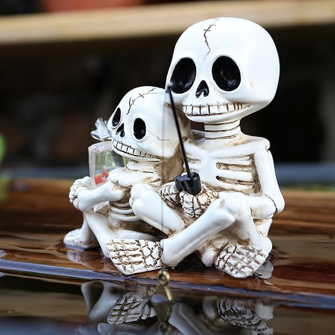 Fishing Skeleton Couple Statue Halloween Decorations, 3.54 Inch Funny Sitting Skull Figurine Shelf Sitter Resin Sculpture for Outdoor Garden Yard Lawn Pond Waterfalls Pool Ornaments