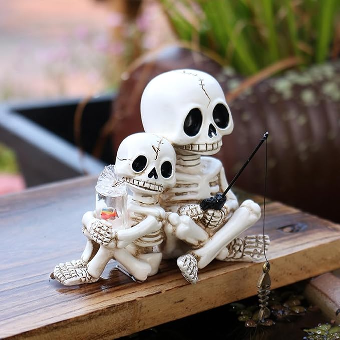 Fishing Skeleton Couple Statue Halloween Decorations, 3.54 Inch Funny Sitting Skull Figurine Shelf Sitter Resin Sculpture for Outdoor Garden Yard Lawn Pond Waterfalls Pool Ornaments