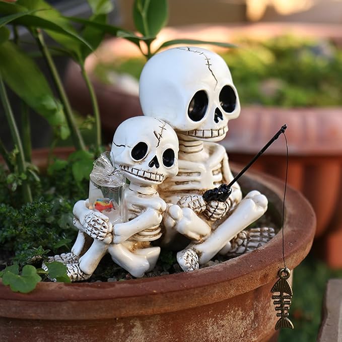 Fishing Skeleton Couple Statue Halloween Decorations, 3.54 Inch Funny Sitting Skull Figurine Shelf Sitter Resin Sculpture for Outdoor Garden Yard Lawn Pond Waterfalls Pool Ornaments