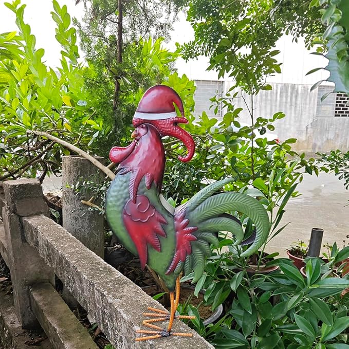Rooster Statue Creative Chicken Animal Sculpture with Christmas Hat Garden Decoration Metal Yard Art for Patio Lawn Backyard Outdoor Indoor Decoration